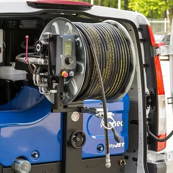 Camion d'hydrocurage pour débouchage de canalisations