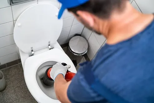 Débouchage de WC par un technicien ECPL