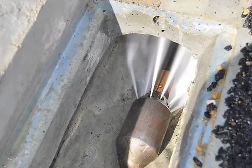 Hydrocurage haute pression d'une canalisation