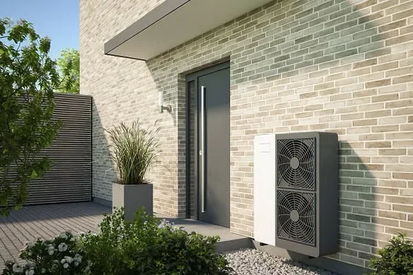 Pompe à chaleur installée sur la façade d'une maison